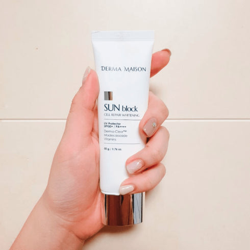 Protejați-vă pielea cu crema SUN block Cell Repair Whitening Cream de la DERMA MAISON, care oferă protecție cu spectru larg SPF50+ PA++++. Această formulă avansată nu numai că protejează împotriva razelor UV dăunătoare, dar promovează, de asemenea, repararea celulelor și albirea pielii. Infuzată cu Dermo-Clear™, Madecassoside și vitamine, este completarea perfectă a regimului zilnic de îngrijire a pielii, oferind un finisaj ușor, non-gras pentru toate tipurile de piele